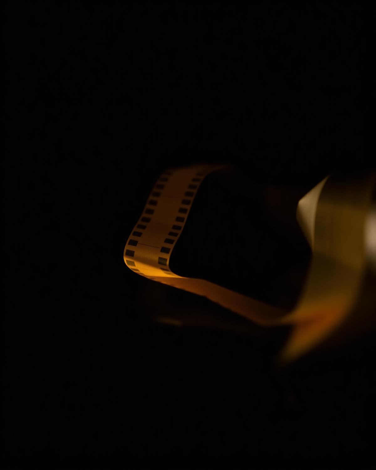 Filme de campanha iluminado por luz âmbar